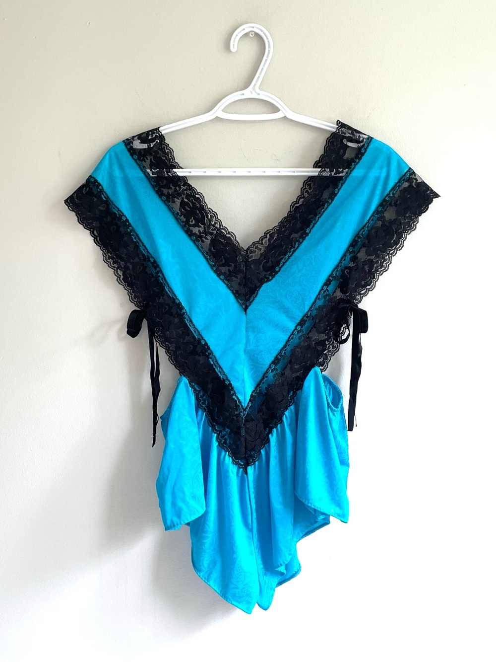 VINTAGE AVIAN TEDDY ROMPER BLUE PAISLEY EMBOSSED BLACK LACE SIDE ADJUSTING BOWS